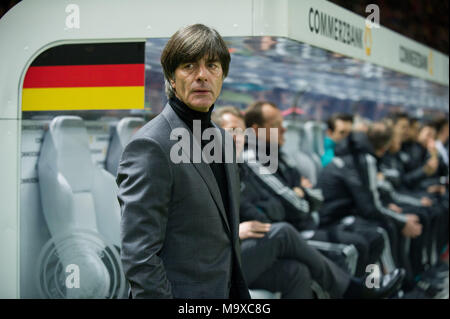 Joachim Loew (Low, Jogi, Bundescoach GER) der Bank, halbe Figur, Halbfigur, Fussball Laenderspiel, Freundschaftsspiel, Deutschland (GER) - Brasilien (BRA), am 27.03.2018 in Berlin/Deutschland. | Verwendung weltweit Stockfoto