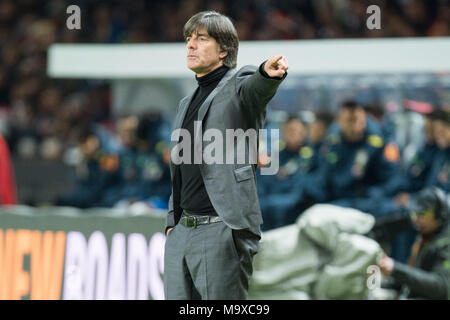 Joachim Loew (Low, Jogi, Bundescoach GER) gibt, die in der Anweisung, halbe Figur, Halbfigur, Geste, Gestik, Fussball Laenderspiel, Freundschaftsspiel, Deutschland (GER) - Brasilien (BRA), am 27.03.2018 in Berlin/Deutschland. | Verwendung weltweit Stockfoto