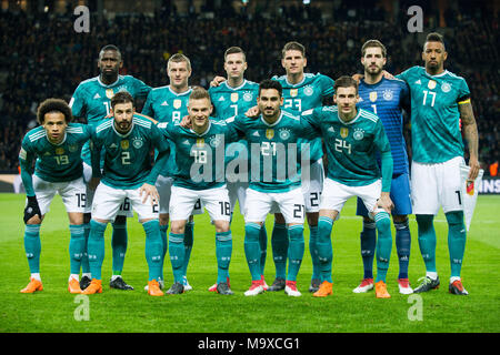 O.R. links nach rechts Antonio Rüdiger (R diger, GER), Toni Kroos (GER), Julian Draxler (GER), Mario GOMEZ (GER), goalwart Kevin TRAPP (GER), Jerome BOATENG (GER), u. R. nach rechts Leroy SANE (GER), Marvin PLATTENHARDT (GER), Joshua KIMMICH (GER), Ilkay GUENDOGAN (G ndogan, GER), Leon Goretzka (GER), Gruppenfoto, Mannschaftsbild, Mannschaftsfoto, ganze Figur, die Firma Syngenta AG, Fussball Laenderspiel, Freundschaftsspiel, Deutschland (GER) - Brasilien (BRA) 0:1, am 27.03.2018 in Berlin/Deutschland. | Verwendung weltweit Stockfoto