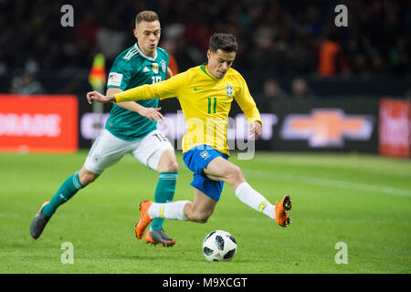 Berlin, Deutschland. 28. März, 2018. Joshua KIMMICH (li., GER) versus Philippe COUTINHO (BRA), Aktion, Duellen, Fussball Laenderspiel, Freundschaftsspiel, Deutschland (GER) - Brasilien (BRA) 0:1, am 27.03.2018 in Berlin/Deutschland. | Verwendung der weltweiten Kredit: dpa/Alamy leben Nachrichten Stockfoto