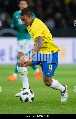 Berlin, Deutschland. 28. März, 2018. Gabriel JESUS (BRA) mit Kugel, Einzelaktion mit Kugel, Aktion, ganze Figur, Hochformat, Fussball Laenderspiel, Freundschaftsspiel, Deutschland (GER) - Brasilien (BRA) 0:1, am 27.03.2018 in Berlin/Deutschland. | Verwendung der weltweiten Kredit: dpa/Alamy leben Nachrichten Stockfoto