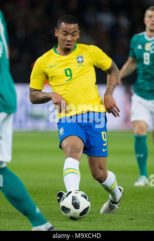 Berlin, Deutschland. 28. März, 2018. Gabriel JESUS (BRA) mit Kugel, Einzelaktion mit Kugel, Aktion, ganze Figur, Hochformat, Fussball Laenderspiel, Freundschaftsspiel, Deutschland (GER) - Brasilien (BRA) 0:1, am 27.03.2018 in Berlin/Deutschland. | Verwendung der weltweiten Kredit: dpa/Alamy leben Nachrichten Stockfoto