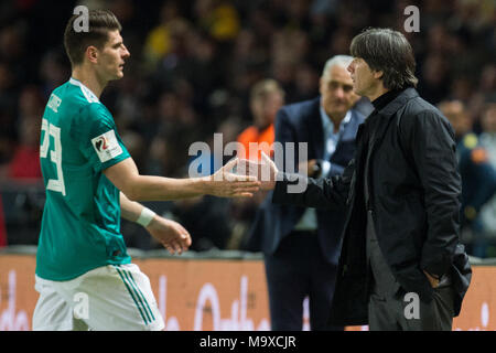 Der ausgewechselte Mario GOMEZ (GER) gibt Joachim Loew (Low, Jogi, Bundescoach GER) sterben, Handschlag, halbe Figur, Halbfigur, Geste, Gestik, Auswechslung, ausgewechselt, Fussball Laenderspiel, Freundschaftsspiel, Deutschland (GER) - Brasilien (BRA) 0:1, am 27.03.2018 in Berlin/Deutschland. | Verwendung weltweit Stockfoto