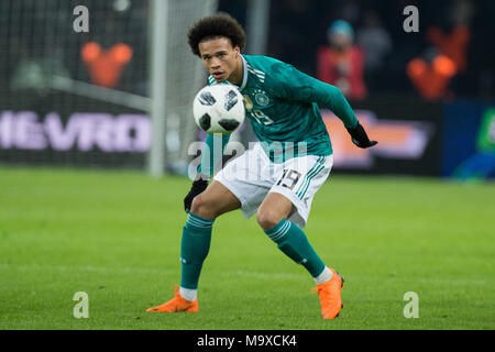 Berlin, Deutschland. 28. März, 2018. Leroy SANE (GER) mit Kugel, Einzelaktion mit Kugel, Aktion, ganze Figur, Fussball Laenderspiel, Freundschaftsspiel, Deutschland (GER) - Brasilien (BRA) 0:1, am 27.03.2018 in Berlin/Deutschland. | Verwendung der weltweiten Kredit: dpa/Alamy leben Nachrichten Stockfoto