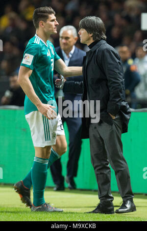 Mario GOMEZ (li., GER) wurde von Joachim Loew (Low, Jogi, Bundescoach GER) ausgewechselt, Auswechslung, ganze Figur, Hochformat, Fussball Laenderspiel, Freundschaftsspiel, Deutschland (GER) - Brasilien (BRA) 0:1, am 27.03.2018 in Berlin/Deutschland. | Verwendung weltweit Stockfoto