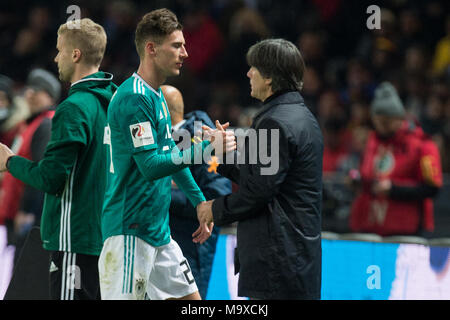 Der ausgewechselte Mario GOMEZ (GER) gibt Joachim Loew (Low, Jogi, Bundescoach GER) sterben, Handschlag, halbe Figur, Halbfigur, Geste, Gestik, Auswechslung, ausgewechselt, Fussball Laenderspiel, Freundschaftsspiel, Deutschland (GER) - Brasilien (BRA) 0:1, am 27.03.2018 in Berlin/Deutschland. | Verwendung weltweit Stockfoto