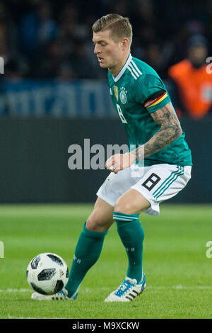 Berlin, Deutschland. 28. März, 2018. Toni Kroos (GER) mit Kugel, Einzelaktion mit Kugel, Aktion, ganze Figur, Hochformat, Fussball Laenderspiel, Freundschaftsspiel, Deutschland (GER) - Brasilien (BRA) 0:1, am 27.03.2018 in Berlin/Deutschland. | Verwendung der weltweiten Kredit: dpa/Alamy leben Nachrichten Stockfoto