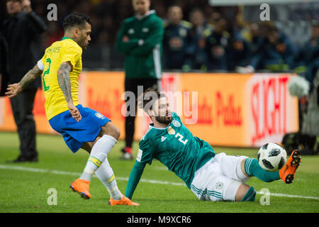 Dani ALVES (li., BH) versus Marvin PLATTENHARDT (GER), Aktion, Duellen, Fussball Laenderspiel, Freundschaftsspiel, Deutschland (GER) - Brasilien (BRA) 0:1, am 27.03.2018 in Berlin/Deutschland. | Verwendung weltweit Stockfoto