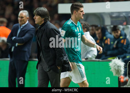 Mario GOMEZ (re., GER) wurde von Joachim Loew (Low, Jogi, Bundescoach GER) ausgewechselt, Auswechslung, ganze Figur, Hochformat, Fussball Laenderspiel, Freundschaftsspiel, Deutschland (GER) - Brasilien (BRA) 0:1, am 27.03.2018 in Berlin/Deutschland. | Verwendung weltweit Stockfoto