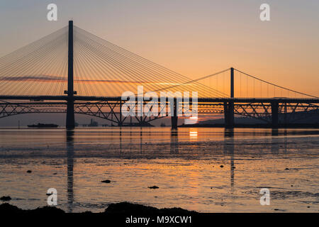 South Queensferry, Schottland, Großbritannien. 29. März, 2018. UK Wetter: schönen Sonnenaufgang an einem klaren kalten Morgen hinter den drei berühmten Brücken über die Firth-of-Forth in South Queensferry. Die drei Brücken sind die neuen Queensferry Überfahrt, Forth Road Bridge und der legendäre Her (Rail) Brücke. Credit: Iain Masterton/Alamy leben Nachrichten Stockfoto