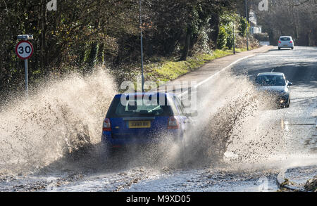 Essex. 29. März 2018. UK Wetter: Starker Regen ist lokalisierte Straße Überschwemmungen in Brentwood Essex und Autofahrer Kampf durch die Flut zu fahren oder zurück drehen, um die Flut zu vermeiden verursacht. Kredit Ian Davidson/Alamy leben Nachrichten Stockfoto