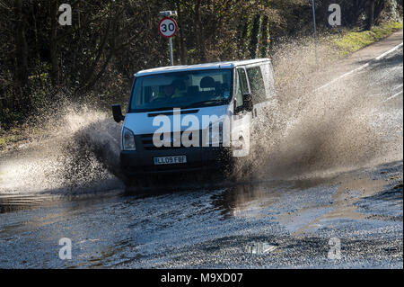 Essex. 29. März 2018. UK Wetter: Starker Regen ist lokalisierte Straße Überschwemmungen in Brentwood Essex und Autofahrer Kampf durch die Flut zu fahren oder zurück drehen, um die Flut zu vermeiden verursacht. Kredit Ian Davidson/Alamy leben Nachrichten Stockfoto