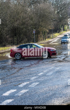 Essex. 29. März 2018. UK Wetter: Starker Regen ist lokalisierte Straße Überschwemmungen in Brentwood Essex und Autofahrer Kampf durch die Flut zu fahren oder zurück drehen, um die Flut zu vermeiden verursacht. Kredit Ian Davidson/Alamy leben Nachrichten Stockfoto