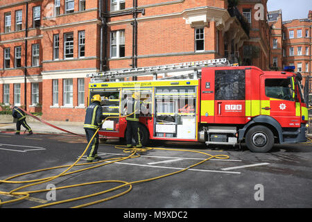 London, Großbritannien. 29. März 2018. Rettungsdienst und Feuerwehr nehmen an der Szene nach dem Brand in einem Mehrfamilienhaus in der Flut Straße Chelsea Kredit brach: Amer ghazzal/Alamy leben Nachrichten Stockfoto