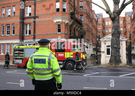 London, Großbritannien. 29. März 2018. Rettungsdienst und Feuerwehr nehmen an der Szene nach dem Brand in einem Mehrfamilienhaus in der Flut Straße Chelsea Kredit brach: Amer ghazzal/Alamy leben Nachrichten Stockfoto