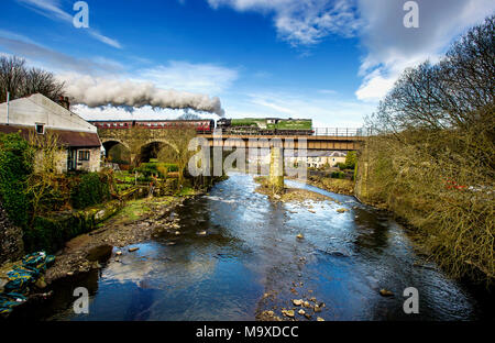 Pfeffer Klasse A1 60163 Tornado dampft über die summerseat Viadukt über den Fluss Orwell, als sie zu Besuch in der East Lancashire Eisenbahn in Bury, Greater Manchester. Der Motor wird die sein, die freiwillige Lauf bahn für fünf Tage über Ostern ein Wochenende zum ersten Mal seit 2010. Großbritanniens neueste Dampfmaschine Baujahr 2008, feiert ihren 10. Geburtstag in diesem Jahr und trotz ihrer Jugend, Tornado hat bereits ein Symbol geworden, der Suche nach Ruhm in "Top Gear" und der 2017 Familie Spielfilm "Paddington 2", als auch die erste Lokomotive 100 MPH in 50 Jahren zu erreichen. Abbildung b Stockfoto