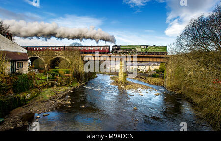 Pfeffer Klasse A1 60163 Tornado dampft über die summerseat Viadukt über den Fluss Orwell, als sie zu Besuch in der East Lancashire Eisenbahn in Bury, Greater Manchester. Der Motor wird die sein, die freiwillige Lauf bahn für fünf Tage über Ostern ein Wochenende zum ersten Mal seit 2010. Großbritanniens neueste Dampfmaschine Baujahr 2008, feiert ihren 10. Geburtstag in diesem Jahr und trotz ihrer Jugend, Tornado hat bereits ein Symbol geworden, der Suche nach Ruhm in "Top Gear" und der 2017 Familie Spielfilm "Paddington 2", als auch die erste Lokomotive 100 MPH in 50 Jahren zu erreichen. Abbildung b Stockfoto