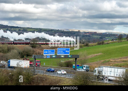 Pfeffer Klasse A1 60163 Tornado dampft über der M66 Autobahn auf dem Weg nach Heywood, als sie zu Besuch in der East Lancashire Eisenbahn in Bury, Greater Manchester. Der Motor wird die sein, die freiwillige Lauf bahn für fünf Tage über Ostern ein Wochenende zum ersten Mal seit 2010. Großbritanniens neueste Dampfmaschine Baujahr 2008, feiert ihren 10. Geburtstag in diesem Jahr und trotz ihrer Jugend, Tornado hat bereits ein Symbol geworden, der Suche nach Ruhm in "Top Gear" und der 2017 Familie Spielfilm "Paddington 2", als auch die erste Lokomotive 100 MPH in 50 Jahren zu erreichen. Bild von Paul H Stockfoto