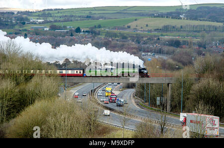 Pfeffer Klasse A1 60163 Tornado dampft über der M66 Autobahn auf dem Weg nach Heywood, als sie zu Besuch in der East Lancashire Eisenbahn in Bury, Greater Manchester. Der Motor wird die sein, die freiwillige Lauf bahn für fünf Tage über Ostern ein Wochenende zum ersten Mal seit 2010. Großbritanniens neueste Dampfmaschine Baujahr 2008, feiert ihren 10. Geburtstag in diesem Jahr und trotz ihrer Jugend, Tornado hat bereits ein Symbol geworden, der Suche nach Ruhm in "Top Gear" und der 2017 Familie Spielfilm "Paddington 2", als auch die erste Lokomotive 100 MPH in 50 Jahren zu erreichen. Bild von Paul H Stockfoto