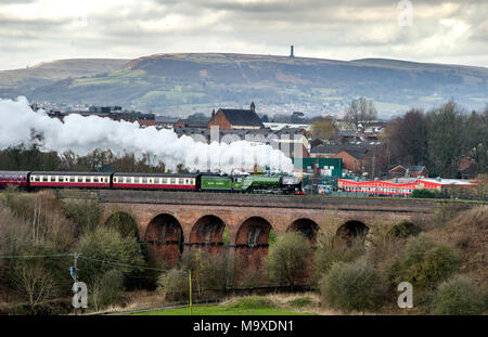 Pfeffer Klasse A1 60163 Tornado dampft über die roache Viadukt, als sie zu Besuch in der East Lancashire Eisenbahn in Bury, Greater Manchester. Der Motor wird die sein, die freiwillige Lauf bahn für fünf Tage über Ostern ein Wochenende zum ersten Mal seit 2010. Großbritanniens neueste Dampfmaschine Baujahr 2008, feiert ihren 10. Geburtstag in diesem Jahr und trotz ihrer Jugend, Tornado hat bereits ein Symbol geworden, der Suche nach Ruhm in "Top Gear" und der 2017 Familie Spielfilm "Paddington 2", als auch die erste Lokomotive 100 MPH in 50 Jahren zu erreichen. Bild von Paul Heyes, Donnerstag, Ma Stockfoto