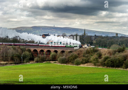 Pfeffer Klasse A1 60163 Tornado dampft über die roache Viadukt, als sie zu Besuch in der East Lancashire Eisenbahn in Bury, Greater Manchester. Der Motor wird die sein, die freiwillige Lauf bahn für fünf Tage über Ostern ein Wochenende zum ersten Mal seit 2010. Großbritanniens neueste Dampfmaschine Baujahr 2008, feiert ihren 10. Geburtstag in diesem Jahr und trotz ihrer Jugend, Tornado hat bereits ein Symbol geworden, der Suche nach Ruhm in "Top Gear" und der 2017 Familie Spielfilm "Paddington 2", als auch die erste Lokomotive 100 MPH in 50 Jahren zu erreichen. Bild von Paul Heyes, Donnerstag, Ma Stockfoto