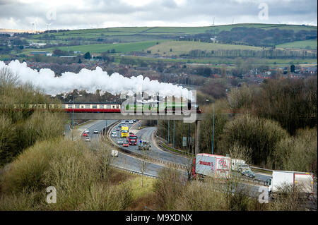 Pfeffer Klasse A1 60163 Tornado dampft über der M66 Autobahn auf dem Weg nach Heywood, als sie zu Besuch in der East Lancashire Eisenbahn in Bury, Greater Manchester. Der Motor wird die sein, die freiwillige Lauf bahn für fünf Tage über Ostern ein Wochenende zum ersten Mal seit 2010. Großbritanniens neueste Dampfmaschine Baujahr 2008, feiert ihren 10. Geburtstag in diesem Jahr und trotz ihrer Jugend, Tornado hat bereits ein Symbol geworden, der Suche nach Ruhm in "Top Gear" und der 2017 Familie Spielfilm "Paddington 2", als auch die erste Lokomotive 100 MPH in 50 Jahren zu erreichen. Bild von Paul H Stockfoto