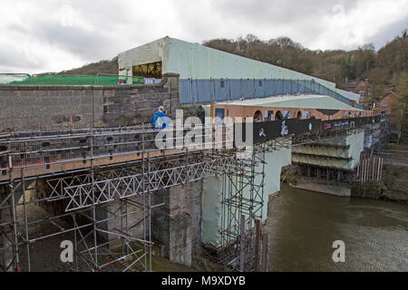 Ironbridge, UK. 29. März, 2018. Die ikonischen Ironbridge in Shropshire, England, befindet sich derzeit in einer Â £ 3,6 Mio. Facelift und Conservation Project, über 2 Jahre. Eine vorübergehende Aussetzung Gehweg wurde geöffnet, Besucher der Blick des Geschicks unter der Brücke, die unternommen werden können, um es für viele Jahre zu konservieren. Bild: Rob Carter/Alamy leben Nachrichten Stockfoto