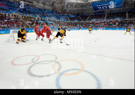 Funktion, Gerrit FAUSER r. (GER) sprintet dem Puck nach. Marcus KINK (GER), Aktion, davor die olympischen Ringe, Eishockey Finale der Maenner, Olympische Athleten aus Russland (OAR/RUS) - Deutschland (GER), 4:3 nach Verlaengerung, OT, Überstunden, bin 25.02.2018 Olympische Winterspiele 2018, vom 09.02. - 25.02.2018 in PyeongChang/Suedkorea. | Verwendung weltweit Stockfoto