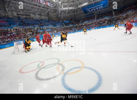 Funktion, Gerrit FAUSER r. (GER) sprintet dem Puck nach. Marcus KINK (GER), Aktion, davor die olympischen Ringe, Eishockey Finale der Maenner, Olympische Athleten aus Russland (OAR/RUS) - Deutschland (GER), 4:3 nach Verlaengerung, OT, Überstunden, bin 25.02.2018 Olympische Winterspiele 2018, vom 09.02. - 25.02.2018 in PyeongChang/Suedkorea. | Verwendung weltweit Stockfoto