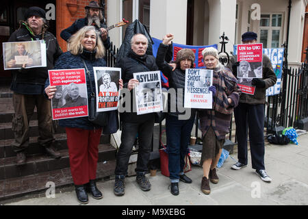 London, Großbritannien. 29. März, 2018. Die Modedesignerin Vivienne Westwood verbindet die Demonstranten zeigen Unterstützung für Julian Assange außerhalb der ecuadorianischen Botschaft nach der gestrigen Ankündigung, dass Ecuador die Mittel, durch die er mit der Außenwelt von der Botschaft kommunizieren kann geschnitten hatte. Vivienne Westwood kommentiert, dass Julian Assange weiterhin die Freiheit der Rede erlaubt sein. Credit: Mark Kerrison/Alamy leben Nachrichten Stockfoto