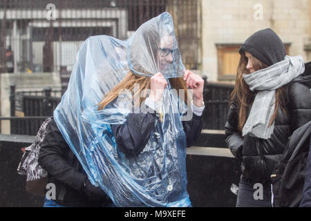 London, Großbritannien. 29. März 2018. Fußgänger teilen ein regenponcho in Westminster, London ist durch starken Regen duschen Credit Hit: Amer ghazzal/Alamy leben Nachrichten Stockfoto