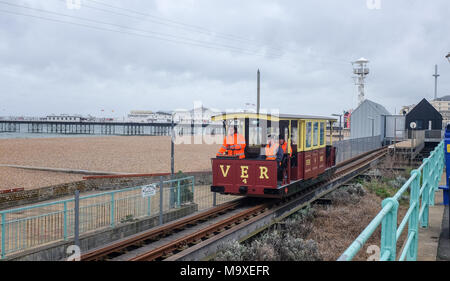 Brighton UK 29. März 2018 - die Volk's Electric Railway fährt heute an einem langweiligen, stürmischen Tag in Brighton zu einem Testlauf für die Osterferien mit kühlen, unruhigen Wetterprognosen für das kommende Osterwochenende Credit: Simon Dack/Alamy Live News Stockfoto