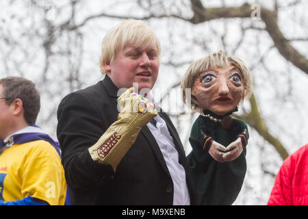 London, Großbritannien. 29. März 2018. Eine Boris Johnson Imitator hält eine Marionette von Theresa May als Anti Brexit Demonstranten ihre Nachricht von Defiance auf Europa Superhelden Tag holen am ersten Jahrestag des Artikels 50 für Großbritannien die Europäische Union Credit zu verlassen: Amer ghazzal/Alamy leben Nachrichten Stockfoto