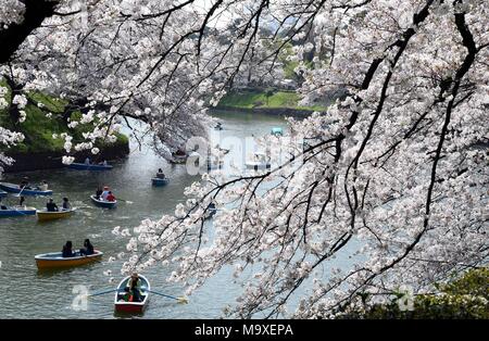 Tokio, Japan. 29 Mär, 2018. Personen Boot in einem See mit cherry Blütenblätter in Tokio, Japan, 29. März 2018 fallen. Quelle: Ma Ping/Xinhua/Alamy leben Nachrichten Stockfoto