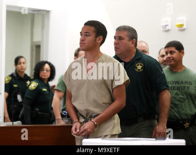 Fort Lauderdale, FL, USA. 29 Mär, 2018. Zachary Cruz, 18, Bruder des Jugendlichen, der 17 Menschen an Marjory Stoneman Douglas letzter Monat getötet, Spaziergänge in Broward Gericht für eine Anleihe zu hören. Cruz wird kostenlos als Teil eines Vorwandabkommens in seinem übertreten Fall erreicht. Er plädierte keinen Wettbewerb Credit: Sonne-hinweissymbol/ZUMA Draht/Alamy leben Nachrichten Stockfoto