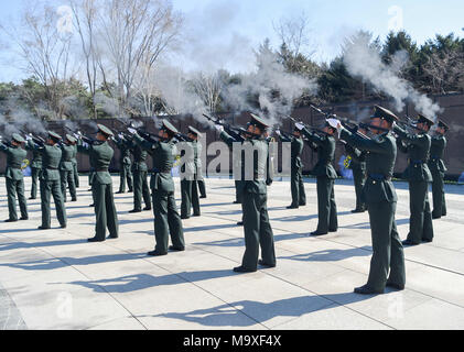 (180329) - SHENYANG, 29. März 2018 (Xinhua) -- Soldaten Gewehre Tribut an die chinesischen Soldaten, die im koreanischen Krieg 1950-53 bei einem Begräbnis auf dem Friedhof der Revolutionären Märtyrer in Shenyang getötet zu zahlen, im Nordosten der chinesischen Provinz Liaoning, 29. März 2018. Ein Begräbnis für die Überreste von 20 chinesische Soldaten im Krieg getötet wurde hier am Donnerstag statt. Das chinesische Volk der Freiwilligen (CPV) kämpften Seite an Seite mit der Armee der Demokratischen Volksrepublik Korea im koreanischen Krieg gegen die Südkoreanische Armee und der US-geführten UN-Truppen. Zehntausende von CPV-Soldaten starben auf Stockfoto