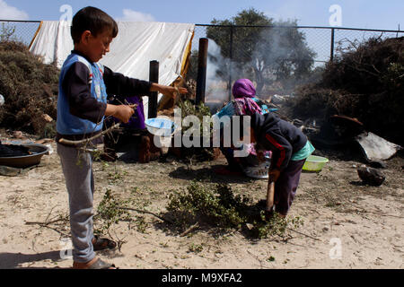 März 21, 2018 - Bewohner der Deir Hassan Camp in der Nähe der Stadt von Dana in der idlib Landschaft mit schwierigen Lebensbedingungen. Ein Zelt ist als Schule für die Kinder, und Sie haben nur kleine Sträucher für das Kochen Feuer zu verbrennen. Die Bewohner der Deir Hassan Camp werden intern aus der Hama Land vertriebenen (Credit Bild: © Juma Muhammad/ImagesLive über ZUMA Draht) Stockfoto