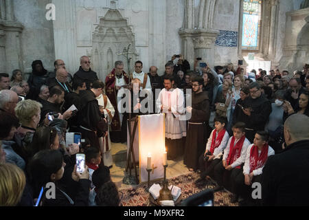 Jerusalem, Israel. 29. März, 2018. Priester Vorbereitung der Zeremonie der Fußwaschung im Abendmahlssaal in Jerusalem. © Valentin Sama-Rojo/Alamy Leben Nachrichten. Stockfoto