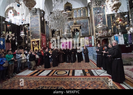 Jerusalem, Israel. 29. März, 2018. Fr. Francesco Patton, Katholische Kustos des Heiligen Landes, andere Franziskaner führenden ein Gebet mit der Armenischen Vikar von Jerusalem am St. James Cathedral in Jerusalem nach der Zeremonie der Waschen der Füße im Abendmahlssaal. © Valentin Sama-Rojo/Alamy Leben Nachrichten. Stockfoto