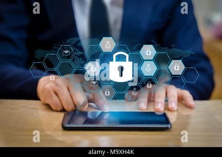 Entsperrtes Smartphone sperren Internet Phone hand Geschäft Leute drücken Sie das Telefon im Internet zu kommunizieren. Cyber Security Konzept Handschutz net Stockfoto