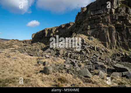 Crowden Steinbruch in der Nähe von Glossop in den Hügeln von North Derbyshire, England. Ein sonniger Tag im frühen Frühling. Stockfoto