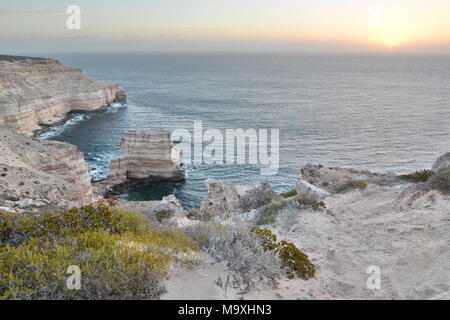 Insel Rock bei Sonnenuntergang. Steilküsten National Park. Kalbarri. Western Australia Stockfoto