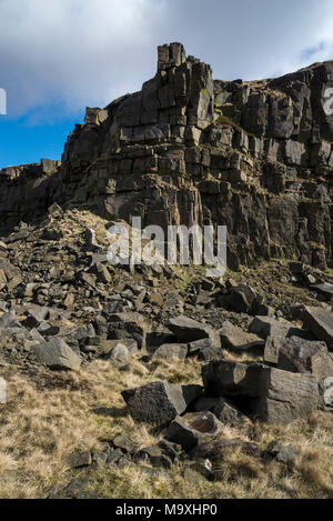 Crowden Steinbruch in der Nähe von Glossop in den Hügeln von North Derbyshire, England. Ein sonniger Tag im frühen Frühling. Stockfoto