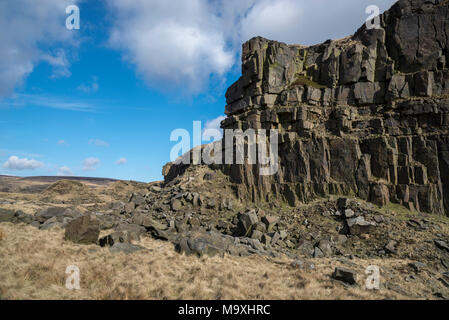 Crowden Steinbruch in der Nähe von Glossop in den Hügeln von North Derbyshire, England. Ein sonniger Tag im frühen Frühling. Stockfoto