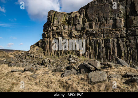 Crowden Steinbruch in der Nähe von Glossop in den Hügeln von North Derbyshire, England. Ein sonniger Tag im frühen Frühling. Stockfoto