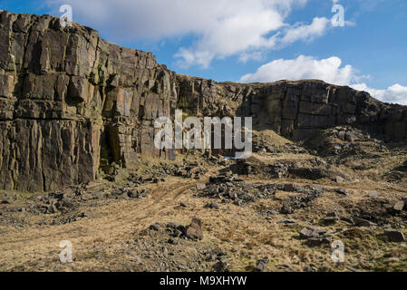 Crowden Steinbruch in der Nähe von Glossop in den Hügeln von North Derbyshire, England. Ein sonniger Tag im frühen Frühling. Stockfoto