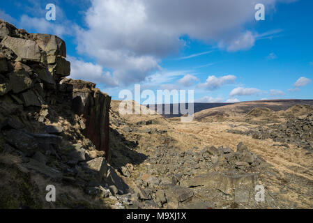 Crowden Steinbruch in der Nähe von Glossop in den Hügeln von North Derbyshire, England. Ein sonniger Tag im frühen Frühling. Stockfoto