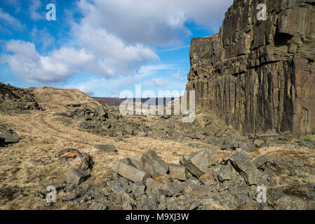 Crowden Steinbruch in der Nähe von Glossop in den Hügeln von North Derbyshire, England. Ein sonniger Tag im frühen Frühling. Stockfoto