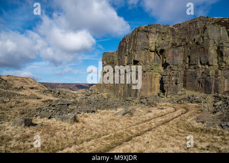 Crowden Steinbruch in der Nähe von Glossop in den Hügeln von North Derbyshire, England. Ein sonniger Tag im frühen Frühling. Stockfoto