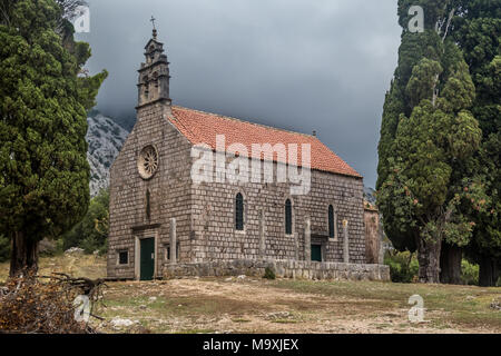 Romantischer Stein Häuser und Kirchen, manchmal verlassenen Ruinen in der wunderschönen Halbinsel Peljesac, Kroatien Stockfoto